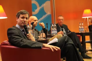 ringvorlesung_aeusserer_wohlstand_-_innere_armut_podiumsdiskussion_11-2014_foto_e._tritschlerimg_5223.jpg (DE)