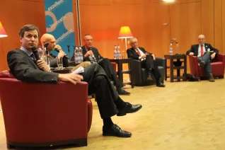 ringvorlesung_aeusserer_wohlstand_-_innere_armut_podiumsdiskussion_11-2014_foto_e._tritschlerimg_5224.jpg (DE)