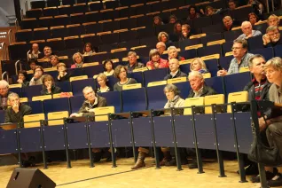 ringvorlesung_aeusserer_wohlstand_-_innere_armut_podiumsdiskussion_11-2014_foto_e._tritschlerimg_5225.jpg (DE)