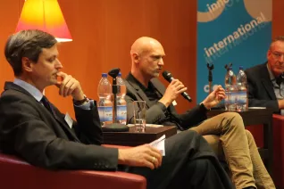 ringvorlesung_aeusserer_wohlstand_-_innere_armut_podiumsdiskussion_11-2014_foto_e._tritschlerimg_5227.jpg (DE)