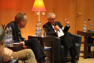 ringvorlesung_aeusserer_wohlstand_-_innere_armut_podiumsdiskussion_11-2014_foto_e._tritschlerimg_5228.jpg (DE)