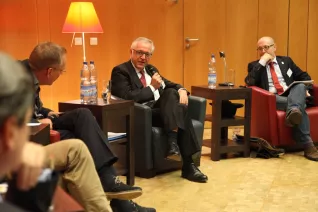 ringvorlesung_aeusserer_wohlstand_-_innere_armut_podiumsdiskussion_11-2014_foto_e._tritschlerimg_5229.jpg (DE)