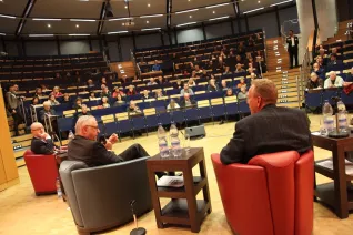 ringvorlesung_aeusserer_wohlstand_-_innere_armut_podiumsdiskussion_11-2014_foto_e._tritschlerimg_5230.jpg (DE)