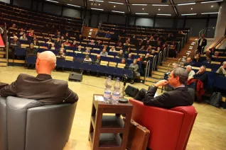 ringvorlesung_aeusserer_wohlstand_-_innere_armut_podiumsdiskussion_11-2014_foto_e._tritschlerimg_5231.jpg (DE)