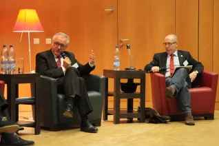 ringvorlesung_aeusserer_wohlstand_-_innere_armut_podiumsdiskussion_11-2014_foto_e._tritschlerimg_5232.jpg (DE)