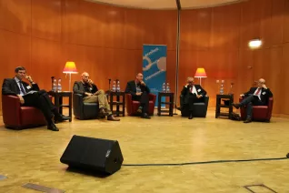 ringvorlesung_aeusserer_wohlstand_-_innere_armut_podiumsdiskussion_11-2014_foto_e._tritschlerimg_5234.jpg (DE)