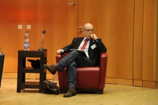 ringvorlesung_aeusserer_wohlstand_-_innere_armut_podiumsdiskussion_11-2014_foto_e._tritschlerimg_5236.jpg (DE)