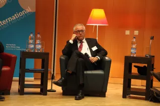 ringvorlesung_aeusserer_wohlstand_-_innere_armut_podiumsdiskussion_11-2014_foto_e._tritschlerimg_5237.jpg (DE)