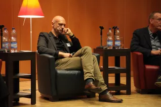 ringvorlesung_aeusserer_wohlstand_-_innere_armut_podiumsdiskussion_11-2014_foto_e._tritschlerimg_5238.jpg (DE)