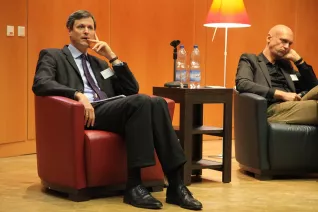 ringvorlesung_aeusserer_wohlstand_-_innere_armut_podiumsdiskussion_11-2014_foto_e._tritschlerimg_5239.jpg (DE)