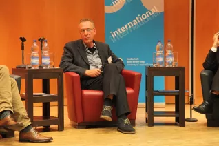 ringvorlesung_aeusserer_wohlstand_-_innere_armut_podiumsdiskussion_11-2014_foto_e._tritschlerimg_5240.jpg (DE)