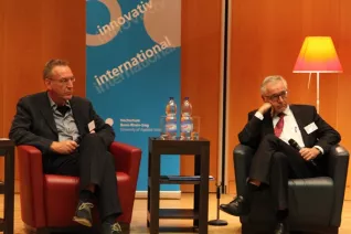 ringvorlesung_aeusserer_wohlstand_-_innere_armut_podiumsdiskussion_11-2014_foto_e._tritschlerimg_5241.jpg (DE)