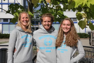 shooting_merchandise_studierende_gina_david_alex_fbwiwi_sta_20160922_foto_j._kuestenmacher_02.jpg (DE)