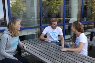 shooting_merchandise_studierende_gina_david_alex_fbwiwi_sta_20160922_foto_j._kuestenmacher_10.jpg (DE)