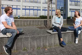 shooting_merchandise_studierende_gina_david_alex_fbwiwi_sta_20160922_foto_j._kuestenmacher_22.jpg (DE)