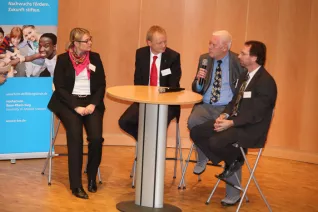 stipendienfeier-2013-page1_30.jpg (DE)