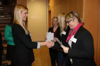 stipendienfeier-2013-page1_78.jpg (DE)