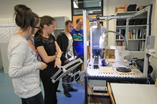 tag-d-off-projekt-2016_b014_anwendung-von-industrierobotern_02.jpg (DE)