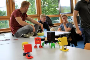 tag-d-off-projekt-2016_b065_arduino-roboter-wettrennen_09.jpg (DE)