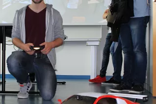 tag-d-off-projekt-2016_b137_elektronikentwicklung-am-modellfahrzeug_02-edit.jpg (DE)