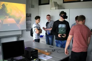 tag-d-off-projekt-2016_b137_elektronikentwicklung-am-modellfahrzeug_03.jpg (DE)