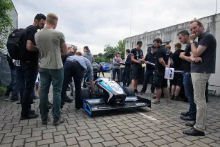 tag-d-off-projekt-2016_masch-halle_vorstellung-rennwagen_02.jpg (DE)