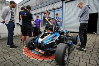 tag-d-off-projekt-2016_masch-halle_vorstellung-rennwagen_07.jpg (DE)