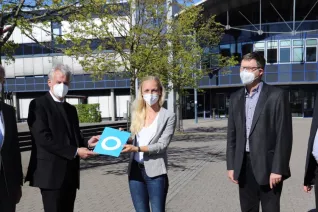 promotionsstipendium_liessem_stiftung_profs_und_jennifer_braun_202105_foto_m._luedtke-handjery_teasercut.jpg (DE)