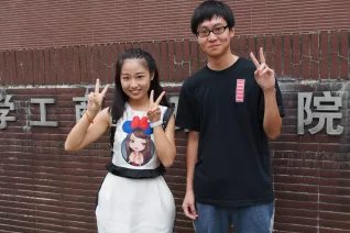 tianjia_jiang_und_zhuochai_22_studierende_der_hunan_universitaet_victory_fingers_20150914_foto_m._flacke.jpg (DE)