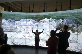 Alumna Manuela Raatgerink vor der HORNET Display Wand während der internationalen Alumni-Tagung im September 2015 (DE)