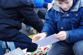 wunschbaum_auslieferung_geschenke_sta_20161219_foto_e._hummel_14.jpg (DE)