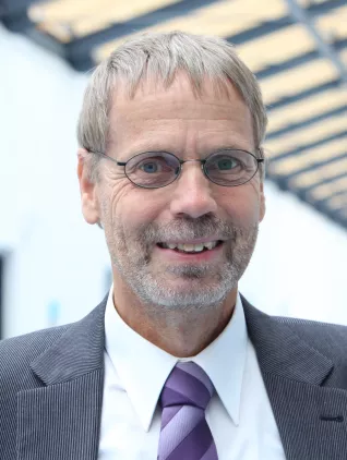 20151014_fbinf_kw_portrait_buck-emden_ruediger.png (DE)