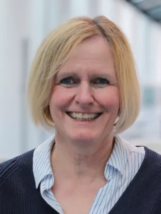 20240208_fbinf_Portrait_Anette_Schiffmann_Bild_Kira_Wazinski_web_005