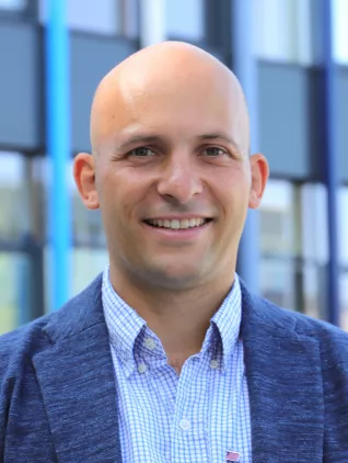 20190814_fbinf_hochgeschwender_nico_portrait.jpg (DE)