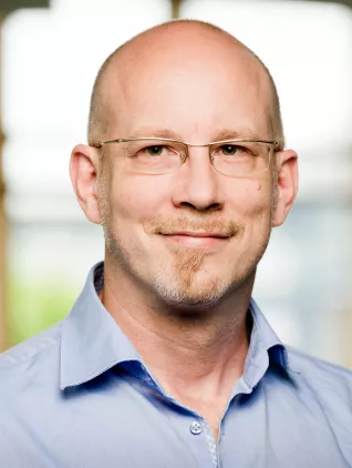 portraet_juri_kuestenmacher170629_foto_e._lichtenscheidt_05_cut_web.jpg (DE)