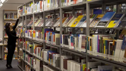 Bibliothek StA Buecherregal 20131007 124.jpg (DE)