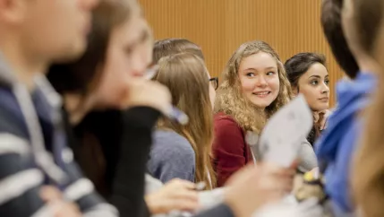 Studentin in Vorlesung boecker Wirtschaftswissenschaften 20131008 h-brs sankt augustin foto lichtenscheidt 16 (DE)