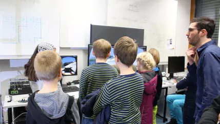 20151112_fbinf_kinderuni_ivc_hinkenjann_kw_bild084.jpg (DE)