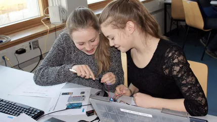 20170214_Besuch-Albert-Einstein-Gymnasium_schuelerinnen-klein (DE)