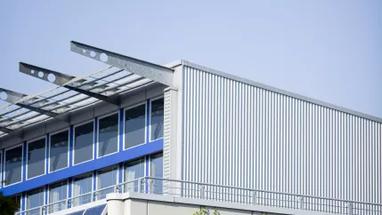 Gebäude und Logo am Campus Sankt Augustin hochkant