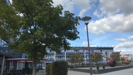 Campus Sankt Augustin Vorplatz mit Spule und Gebaeuden