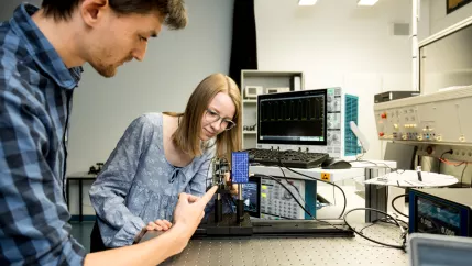 EMT Projektwoche Labor Photonik 20220525 foto eric lichtenscheidt 13 fs22.jpg