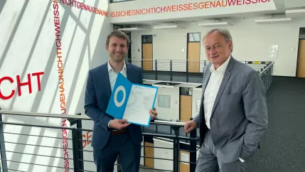 Hochschulpräsident Hartmut Ihne ernennt Dr. Marc Williams zum Professor Mai 2022 Foto Daniela Greulich