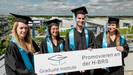 GI Graduierteninstitut Absolventen in Talar und Doktorhut Abschluss 20220601 foto eric lichtenscheidt 14 fs22.jpg