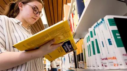 Sozialversicherung Hennef Studierende lesen Bibliothek Buch 20220504 foto eric lichtenscheidt 27 fs22.jpg