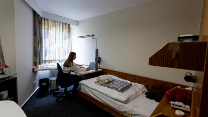 Sozialversicherung Hennef Wohnheim Zimmer Studentin 20220504 foto eric lichtenscheidt 38 fs22.jpg