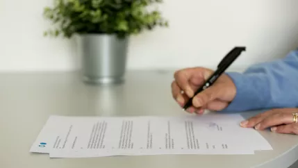 unterschrift blatt stift buero sta 20220428 foto eric lichtenscheidt 28 fs22.jpg