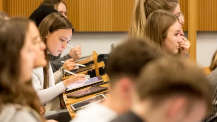wiwi hoersaal lehre vorlesung 20220506 foto eric lichtenscheidt 25 fs22.jpg