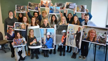 Gruppenbild Studierende mit Fotos 2019 Foto Yazdi gender2technik