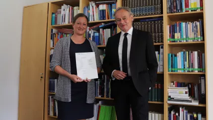 Neue_Professorin Helmsmueller_Praesident Ihne 15072022.JPG